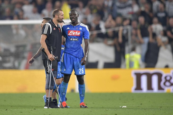Giorgio Chiellini consoles Napoli defender Kalidou Koulibaly