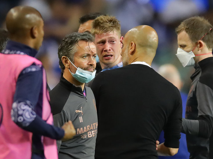 DE BRUYNE IS HELPED OFF THE PITCH DURING CITY'S FINAL LOSS