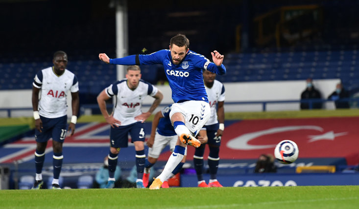 GYLFI SIGURDSSON SCORES FROM THE SPOT FOR EVERTON