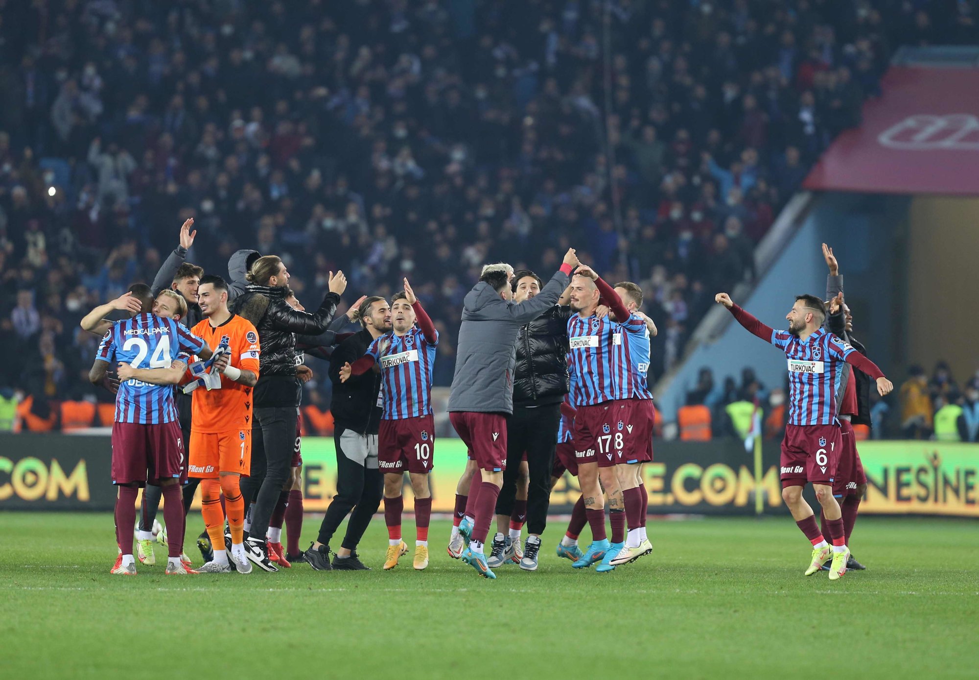 Trabzonspor lifts the Turkish league for the first time since 1984 - None of their current squad was born then