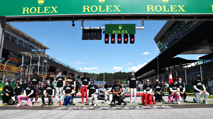 Hamilton and fellow drivers take the knee (Getty Images)