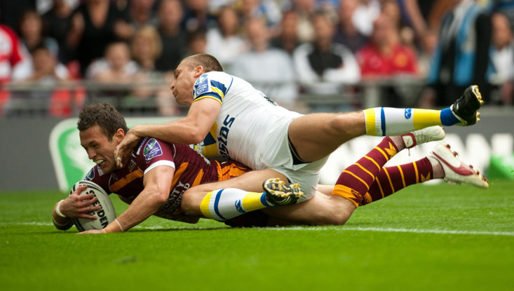 LUNT SCORES FOR HUDDERSFIELD IN THE 2009 CHALLENGE CUP FINAL