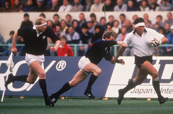 SHELFORD BREAKS A SCOTLAND TACKLE AT THE 1987 RUGBY WORLD CUP